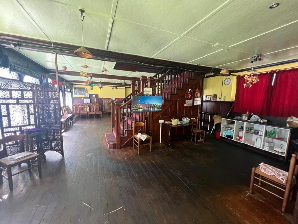 Lot: 36 - LANDMARK TOWN CENTRE FORMER RESTAURANT WITH LIVING ACCOMMODATION - Internal restaurant area on ground floor